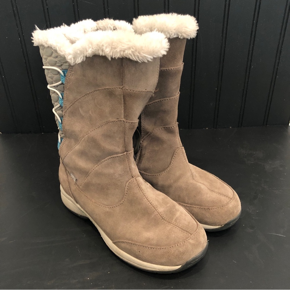 Merrell Snow Boots grey suede with inside zipper and lace at back size 5.5